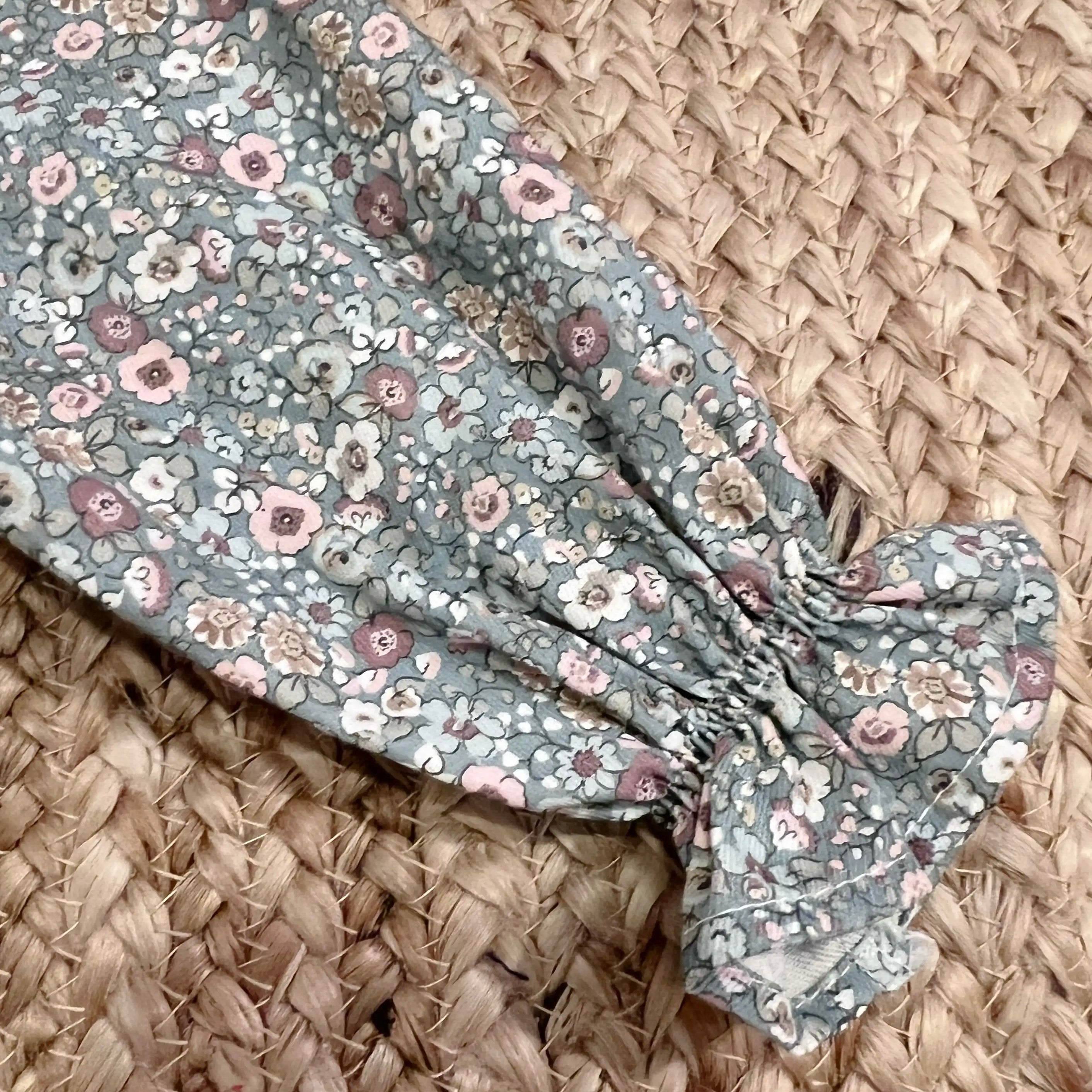 Camisa cuello capa mini flor