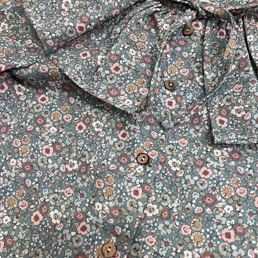 Camisa cuello capa mini flor