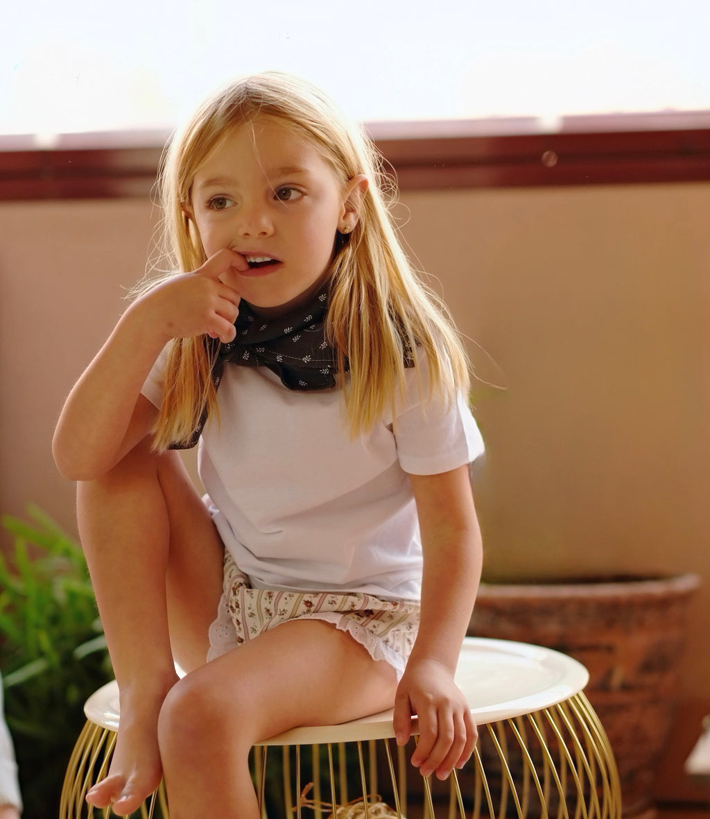 Short puntilla raya flor